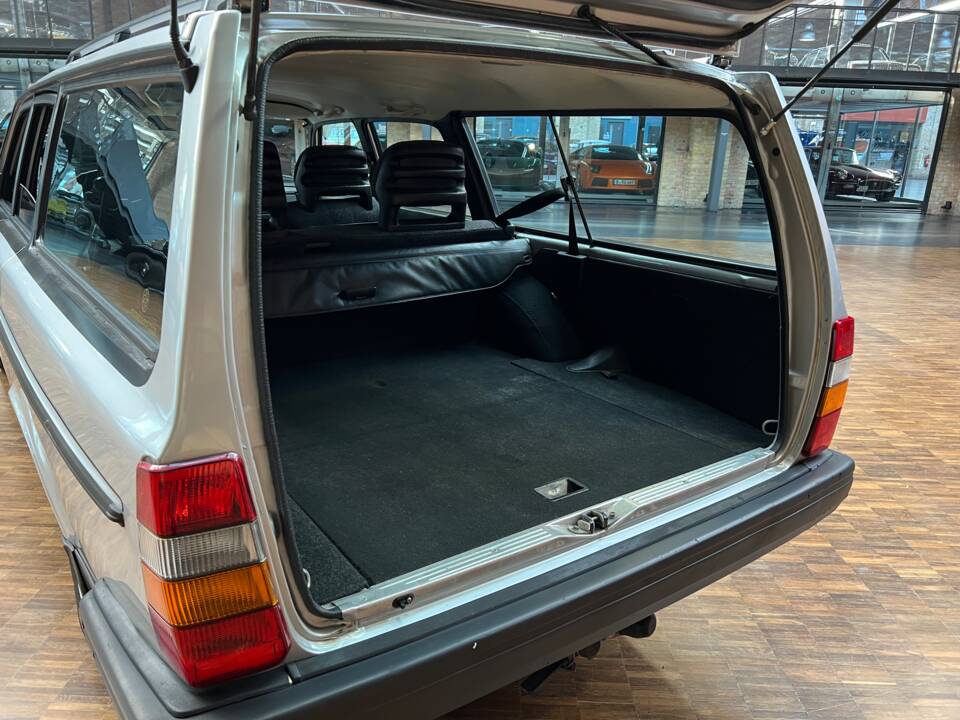 Bild 28/36 von Volvo 240 Polar (1990)