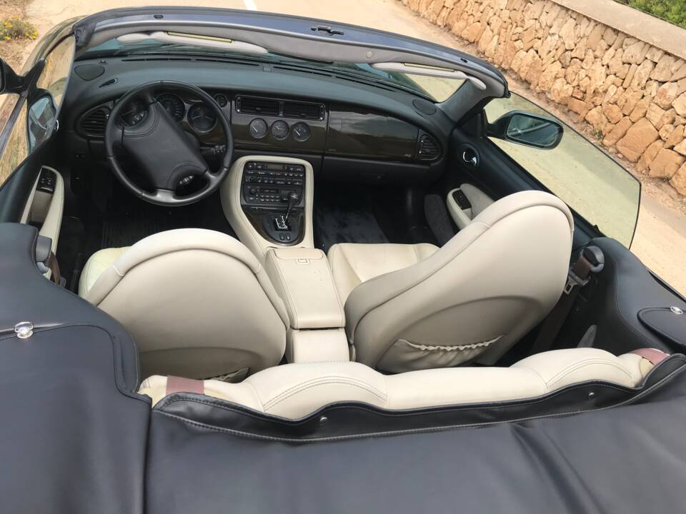 Image 7/22 of Jaguar XK8 4.0 (1996)