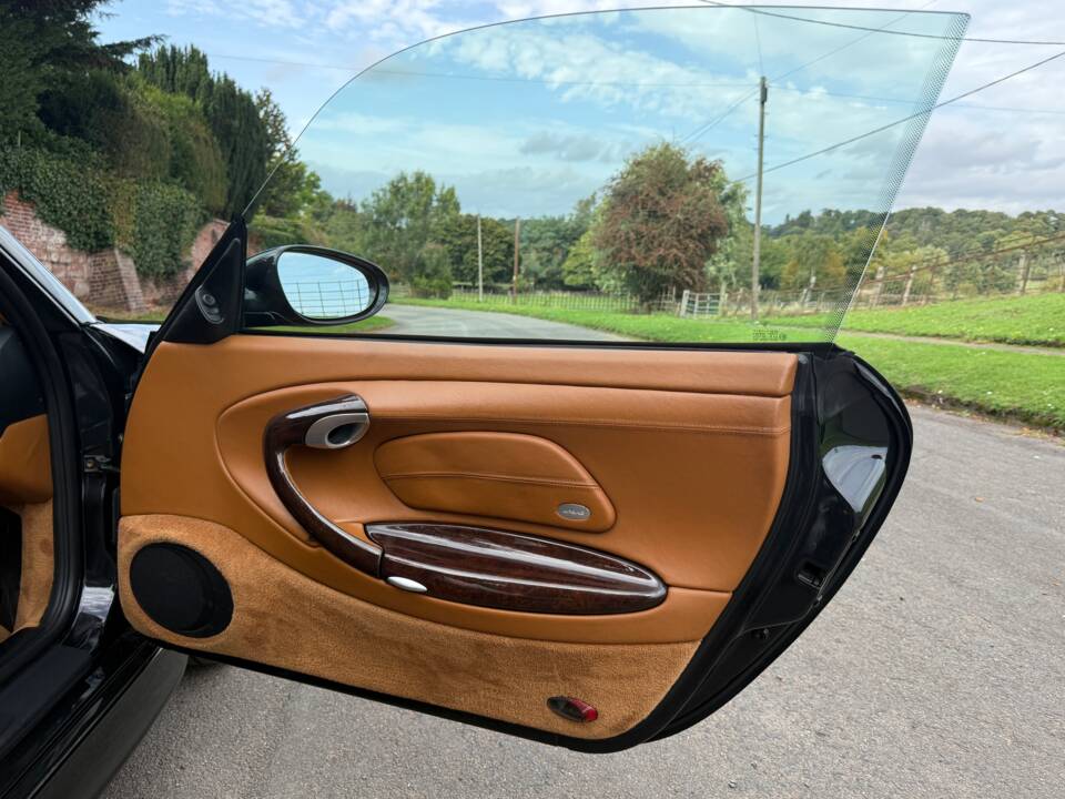 Image 15/30 of Porsche 911 Carrera 4 &quot;Millenium-Edition&quot; (2000)