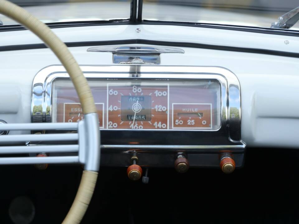 Image 18/50 of SIMCA 8 Sport (1950)