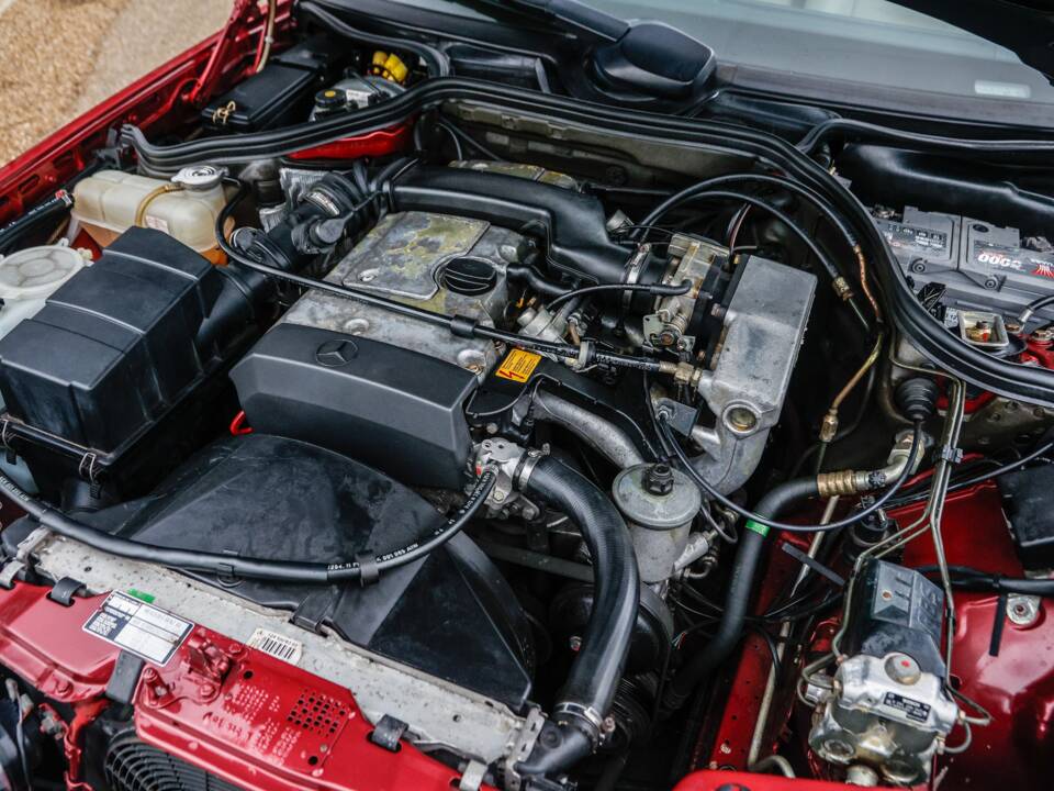 Immagine 40/47 di Mercedes-Benz E 220 (1995)