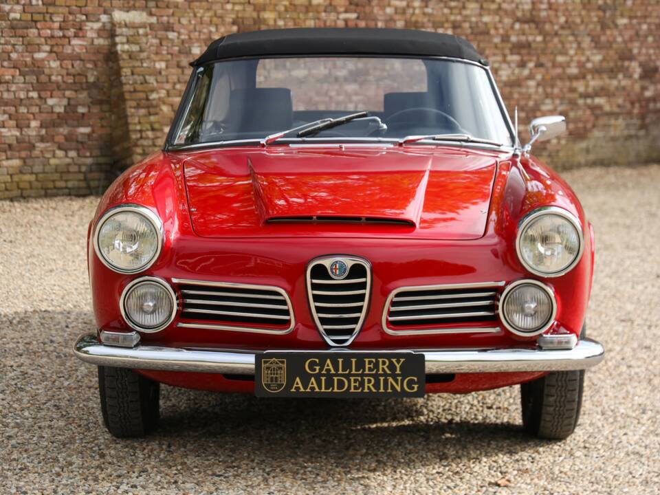 Image 7/50 of Alfa Romeo 2600 Spider (1962)