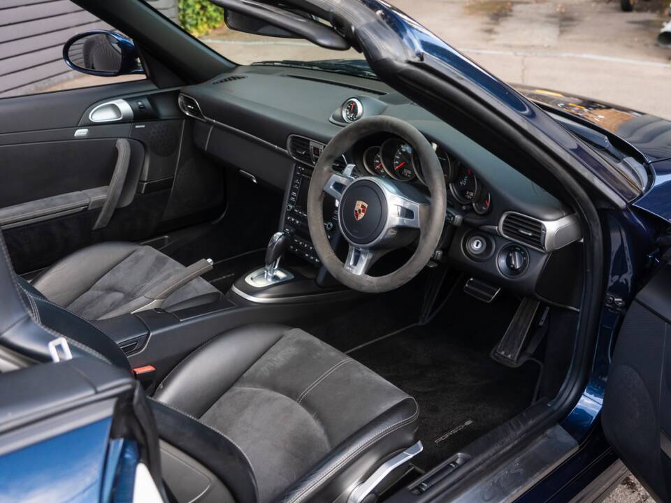 Image 40/54 of Porsche 911 Carrera GTS (2011)