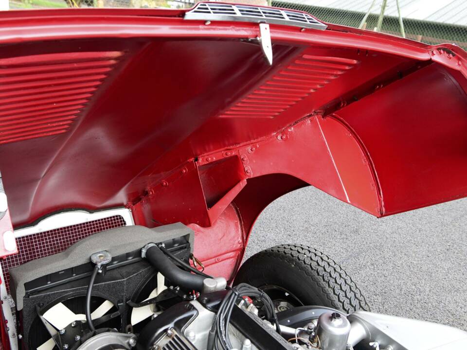 Image 32/49 de Jaguar E-Type (1970)