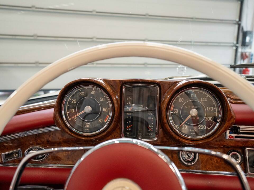 Image 27/37 of Mercedes-Benz 250 SE (1966)