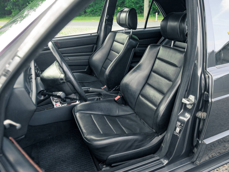 Imagen 32/51 de Mercedes-Benz 190 E 2.5-16 Evolution II (1991)