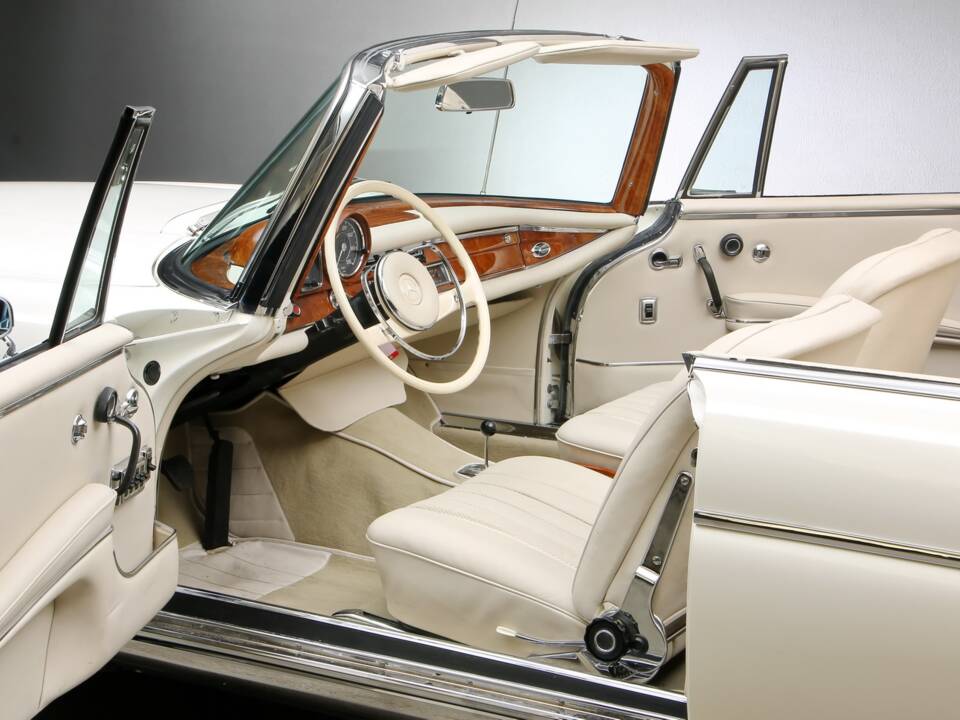 Image 14/27 of Mercedes-Benz 300 SE (1967)