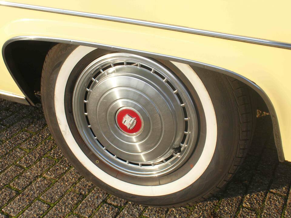 Image 23/56 of Cadillac Coupe DeVille (1977)