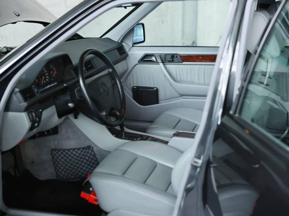 Bild 42/50 von Mercedes-Benz 500 E (1993)