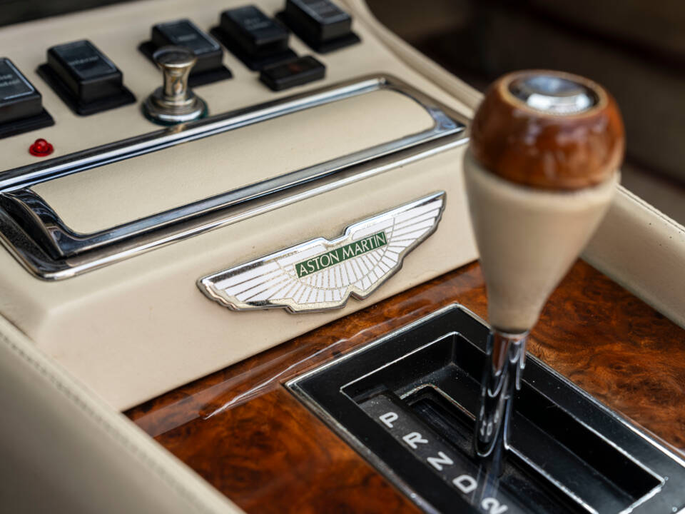 Immagine 26/32 di Aston Martin V8 Vantage Volante (1988)
