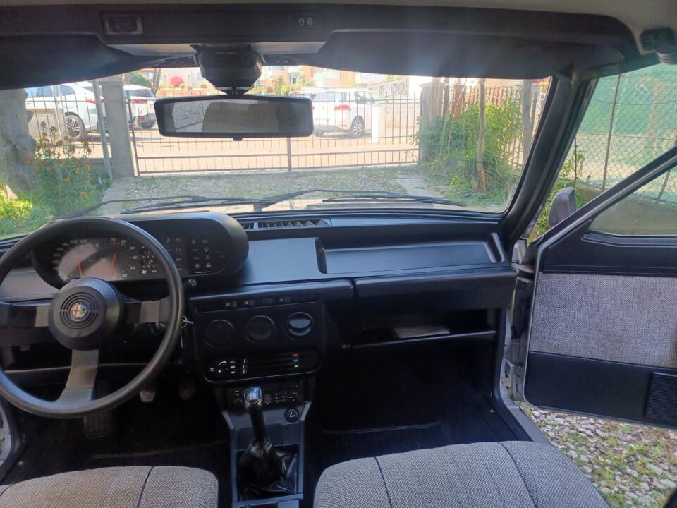 Immagine 29/81 di Alfa Romeo Giulietta 1.6 (1984)