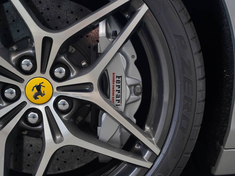 Bild 42/50 von Ferrari California T (2015)