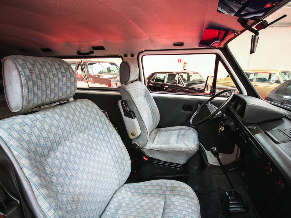 Bild 9/17 von Volkswagen T3 Kombi 1.9 (1989)