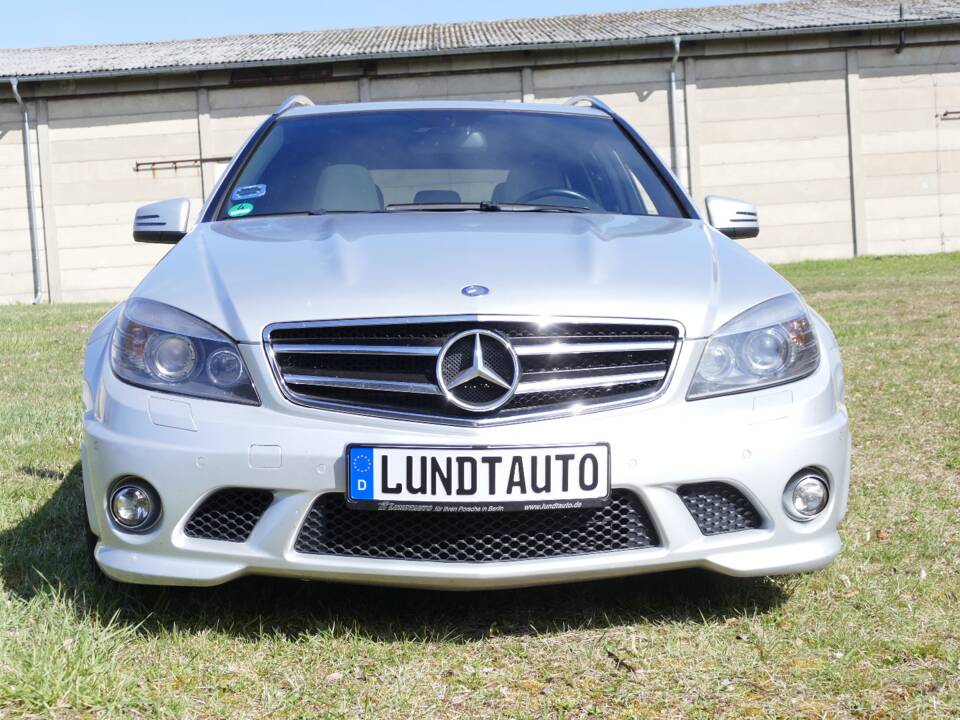 Imagen 9/18 de Mercedes-Benz C 63 AMG T (2010)