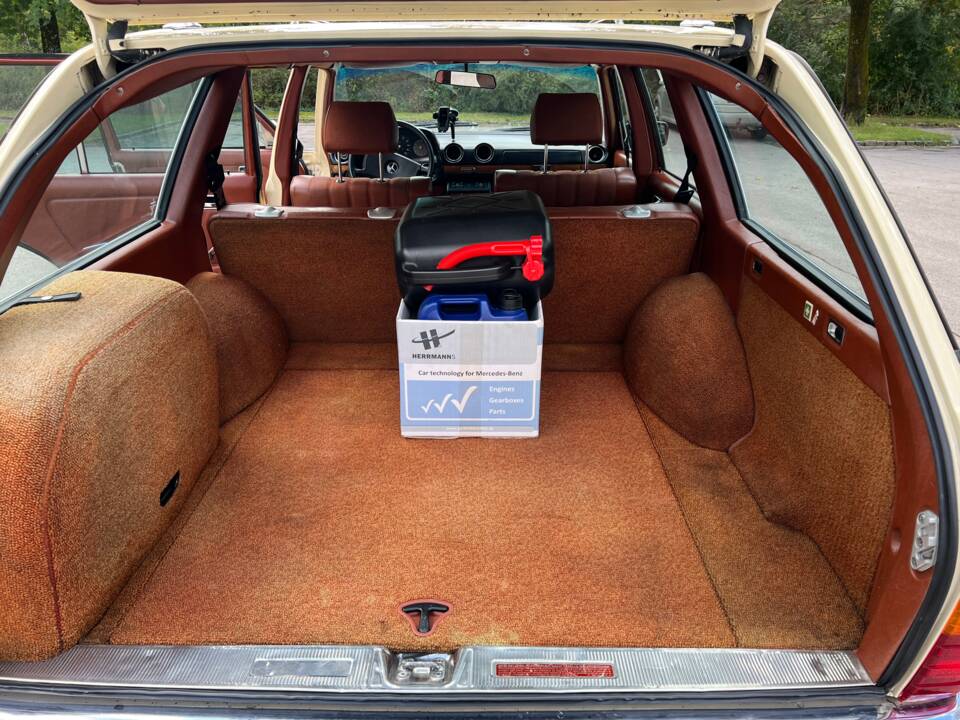 Image 18/36 of Mercedes-Benz 300 TD Turbodiesel (1982)