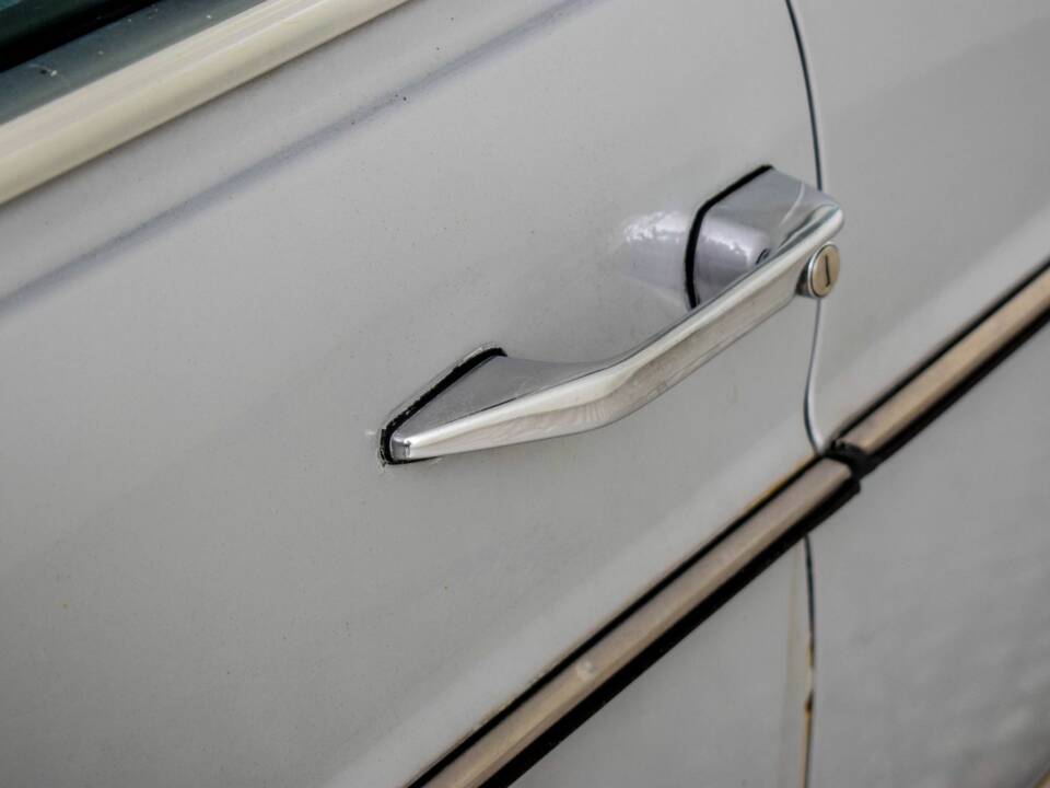 Image 26/50 of Mercedes-Benz 240 D (1976)