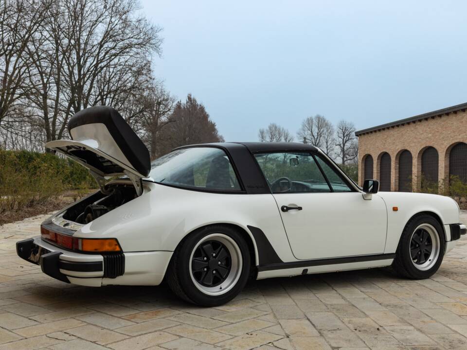 Afbeelding 42/45 van Porsche 911 Carrera 3.2 (WTL) (1988)