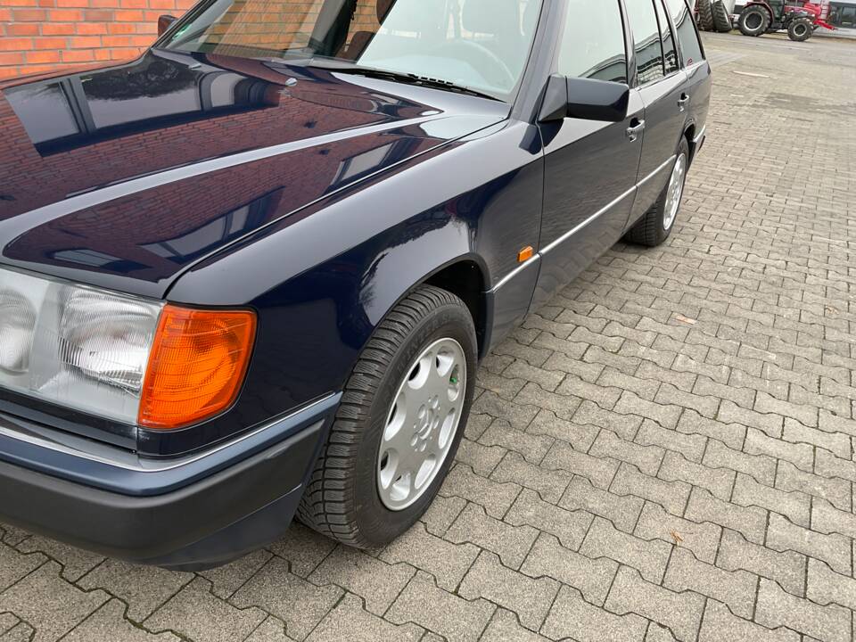 Image 137/149 of Mercedes-Benz 320 TE (1993)