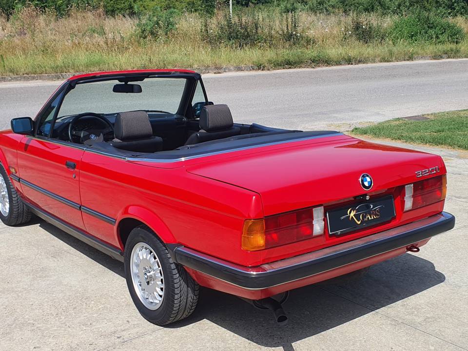 Immagine 16/38 di BMW 320i (1987)