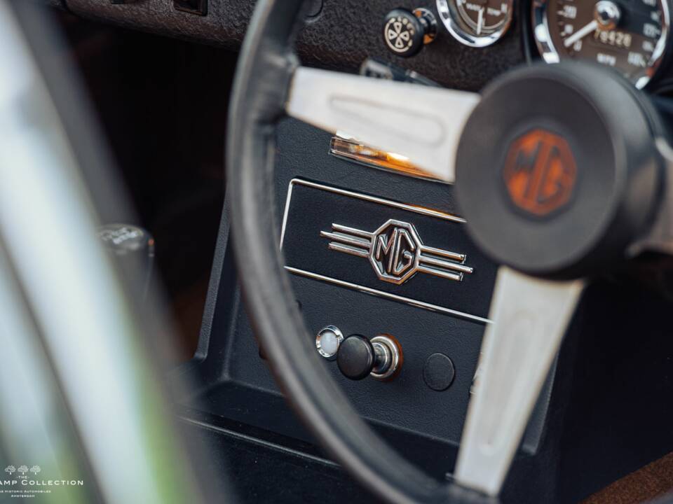 Image 12/40 of MG MGB GT V8 (1973)