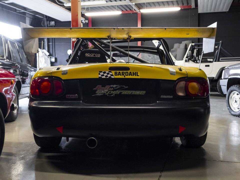 Imagen 5/28 de Mazda MX-5 1.8 (2001)