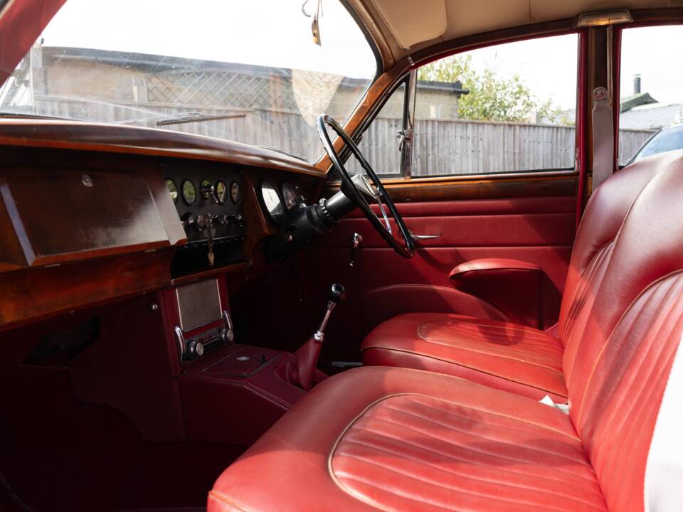 Image 4/50 of Jaguar Mk II 2.4 (1967)