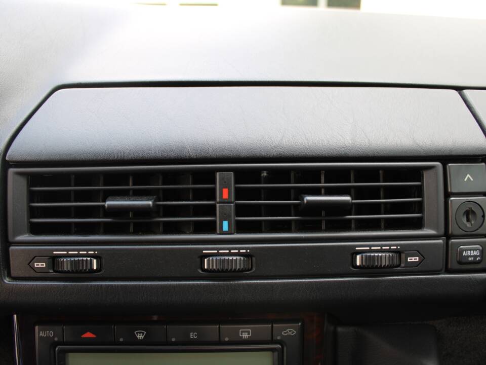 Image 36/50 of Mercedes-Benz SL 320 (2001)