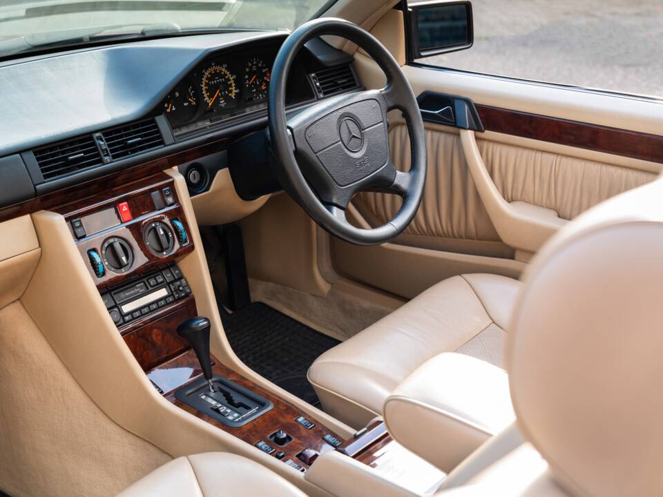 Bild 4/33 von Mercedes-Benz E 220 (1994)