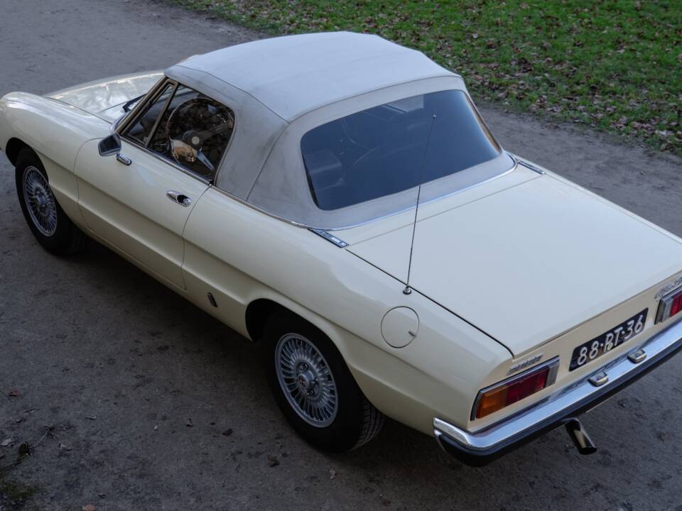 Image 7/58 of Alfa Romeo 2000 Spider Veloce (1977)