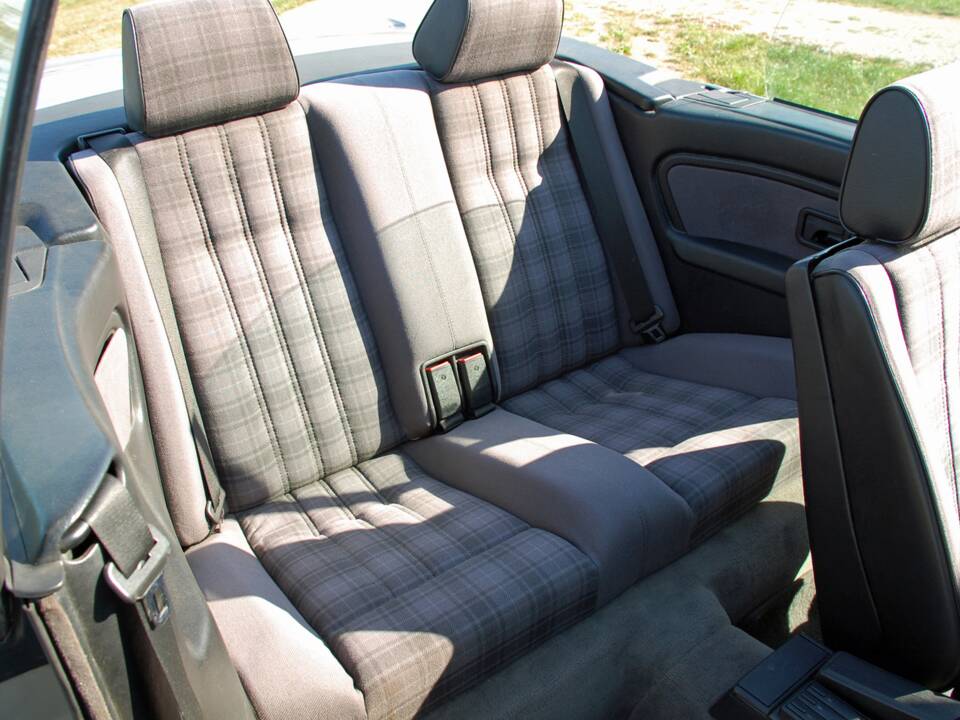 Afbeelding 13/25 van BMW 320i (1990)