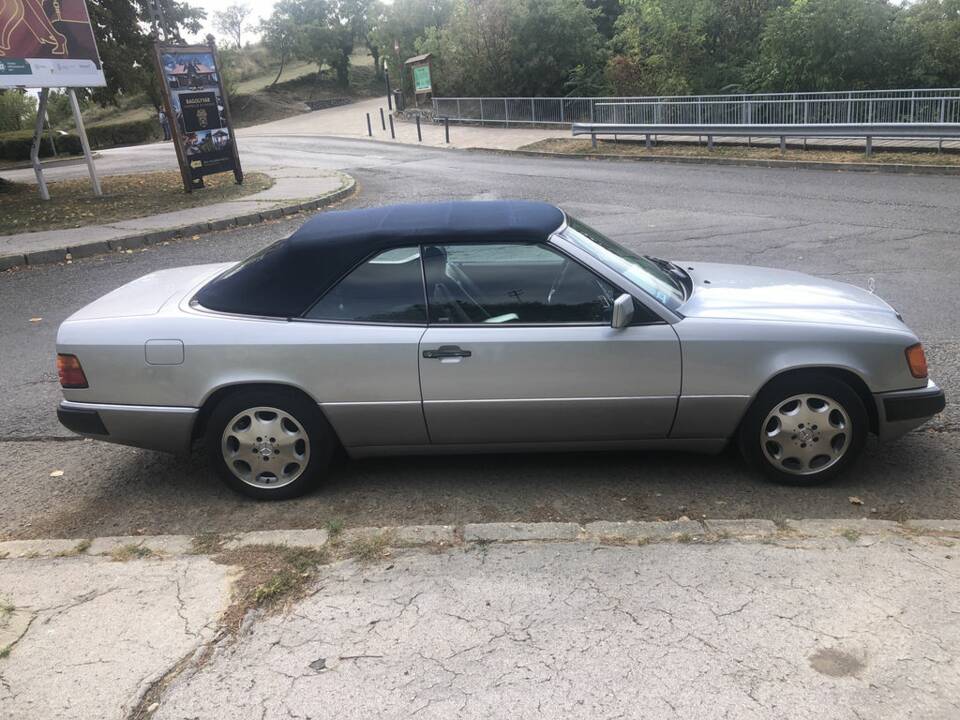 Image 6/8 of Mercedes-Benz 300 CE (1992)