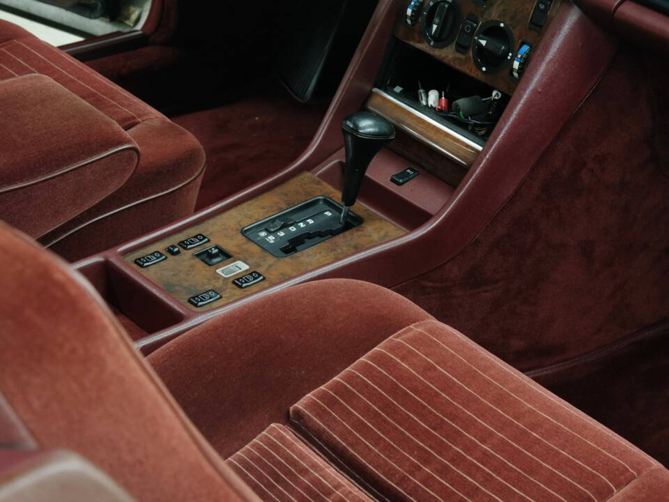 Bild 40/50 von Mercedes-Benz 560 SEC (1986)