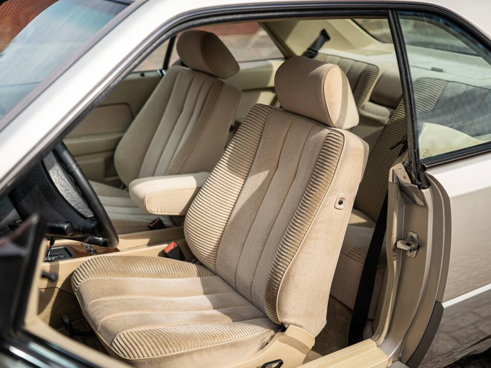 Afbeelding 24/63 van Mercedes-Benz 230 CE (1988)