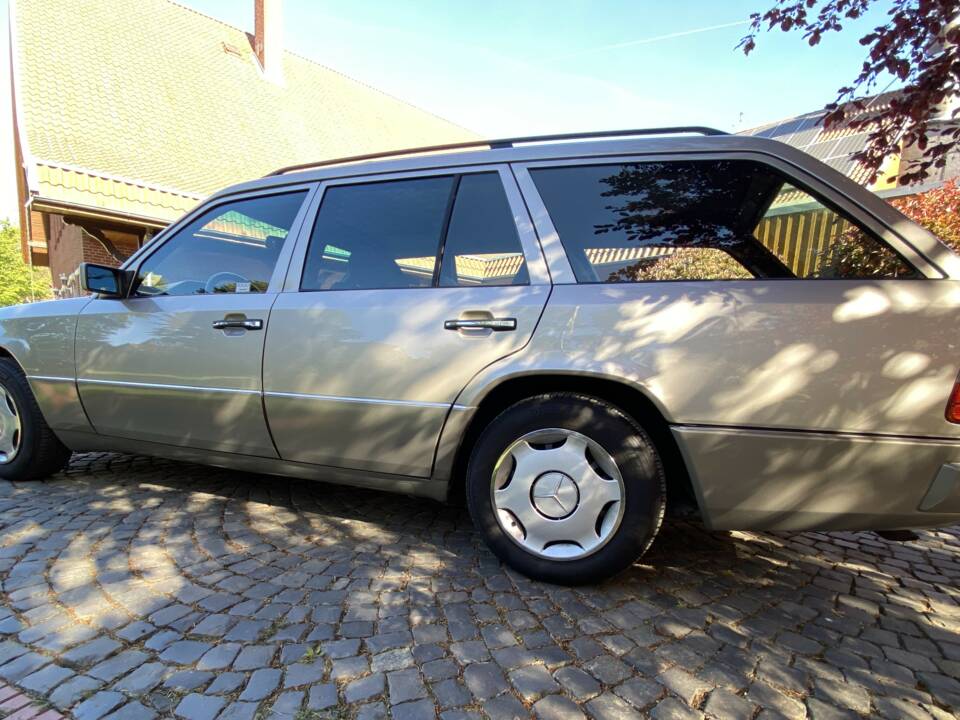 Bild 10/33 von Mercedes-Benz E 200 T (1994)