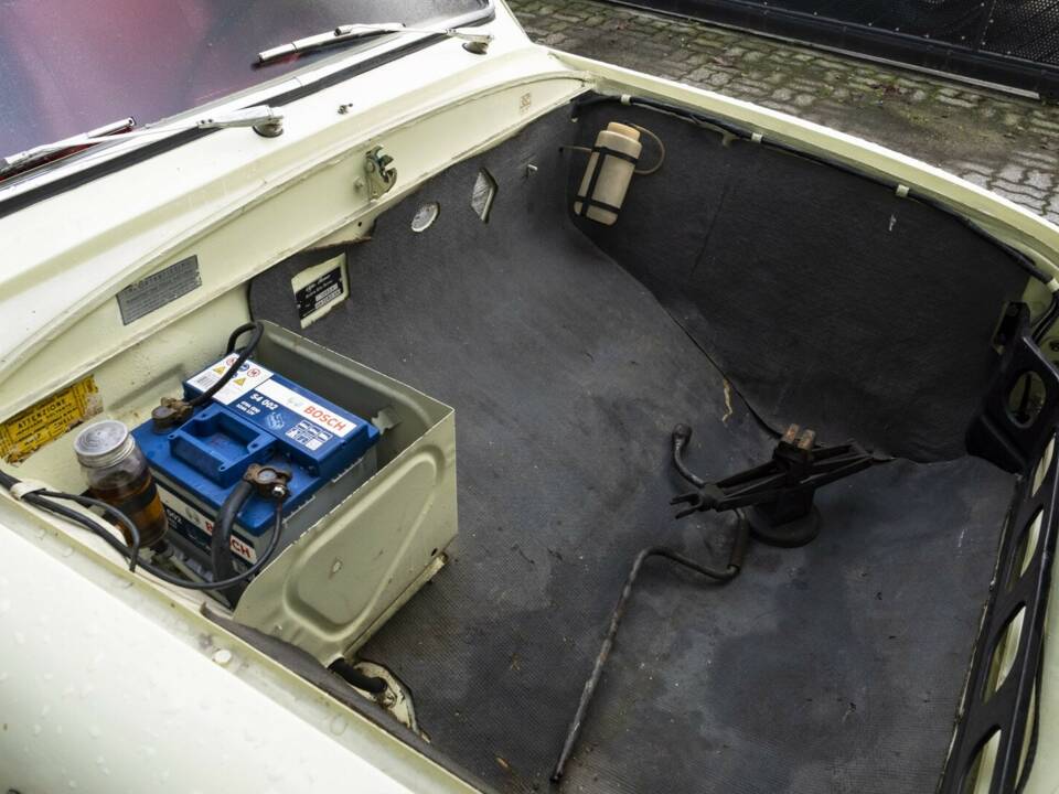 Image 25/29 of Renault Ondine (1960)