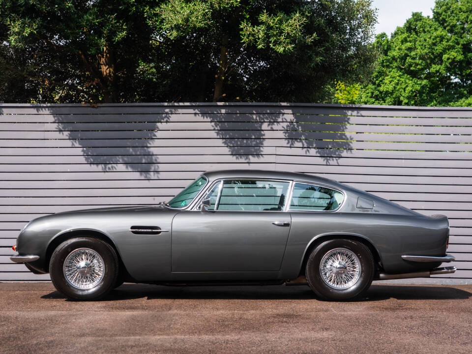 Imagen 10/49 de Aston Martin DB 6 Mk II (1970)