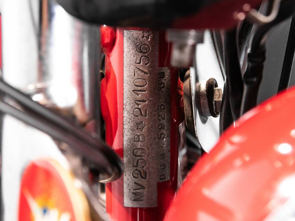 Image 31/34 of MV Agusta 250 Bicilindrica (1970)