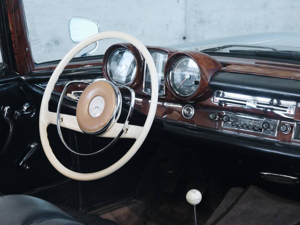 Image 20/49 of Mercedes-Benz 220 SE b (1962)