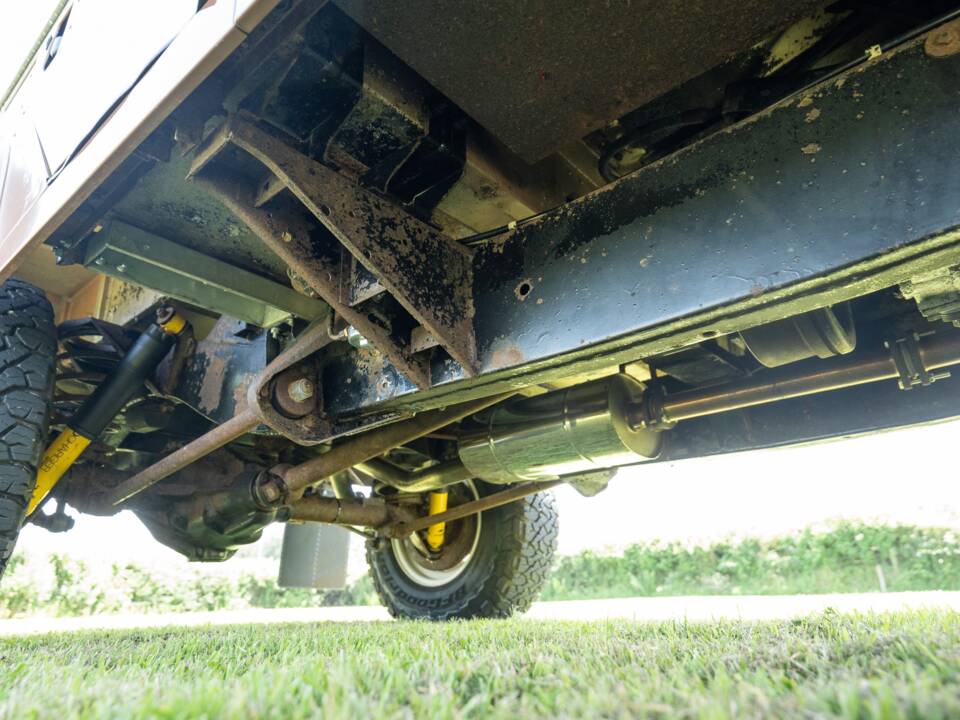 Image 17/33 of Land Rover Defender 110 (1983)