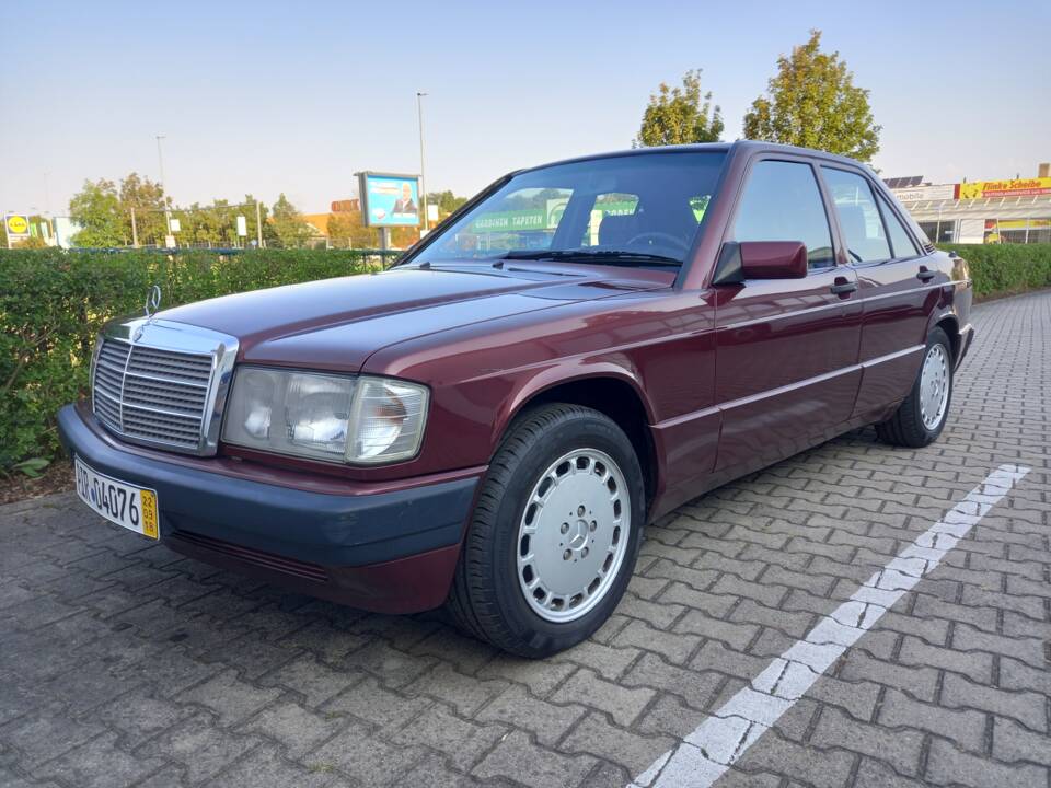 Image 11/137 of Mercedes-Benz 190 E 1.8 Avantgarde &quot;Rosso&quot; (1992)