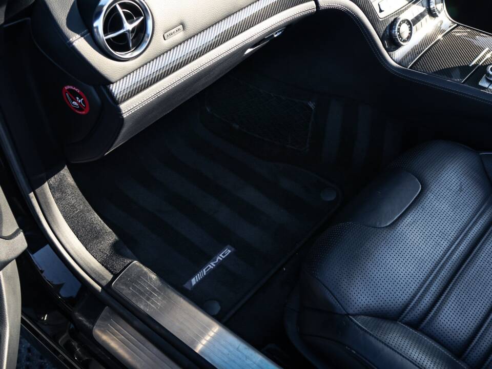 Image 27/33 de Mercedes-Benz SL 63 AMG (2012)