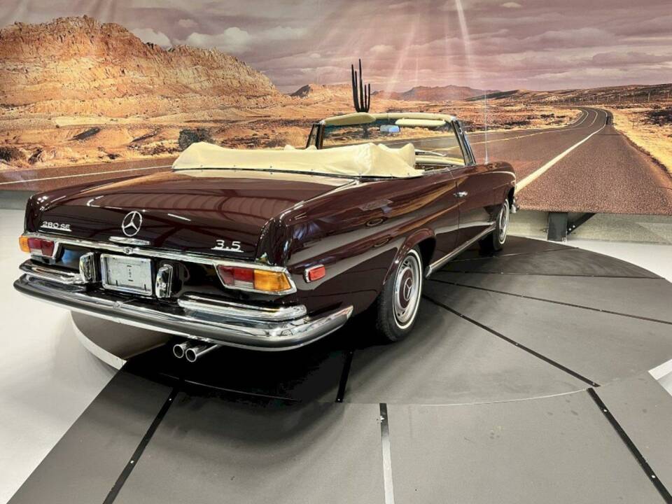 Image 12/36 de Mercedes-Benz 280 SE 3,5 (1971)