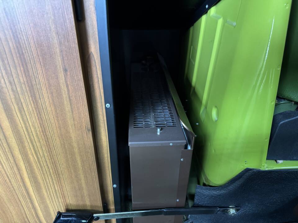 Image 64/100 of Volkswagen T2b Westfalia (1979)