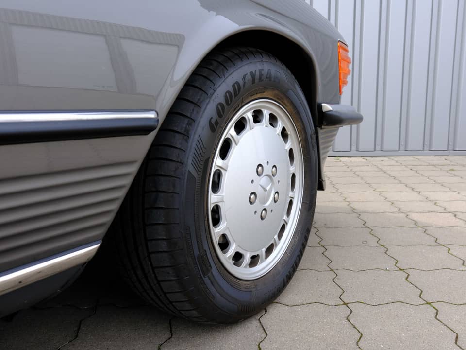 Image 93/96 of Mercedes-Benz 560 SL (1987)