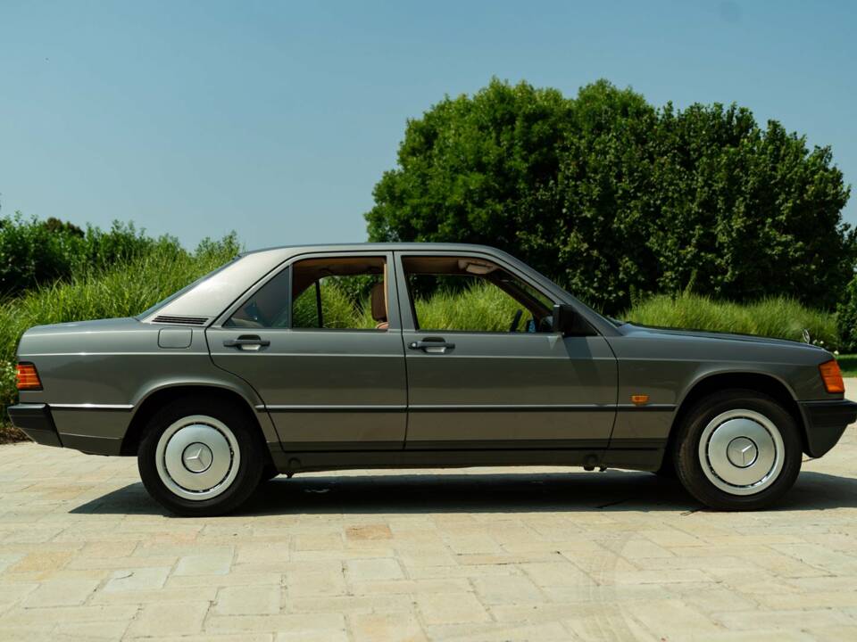 Imagen 5/50 de Mercedes-Benz 190 E (1987)