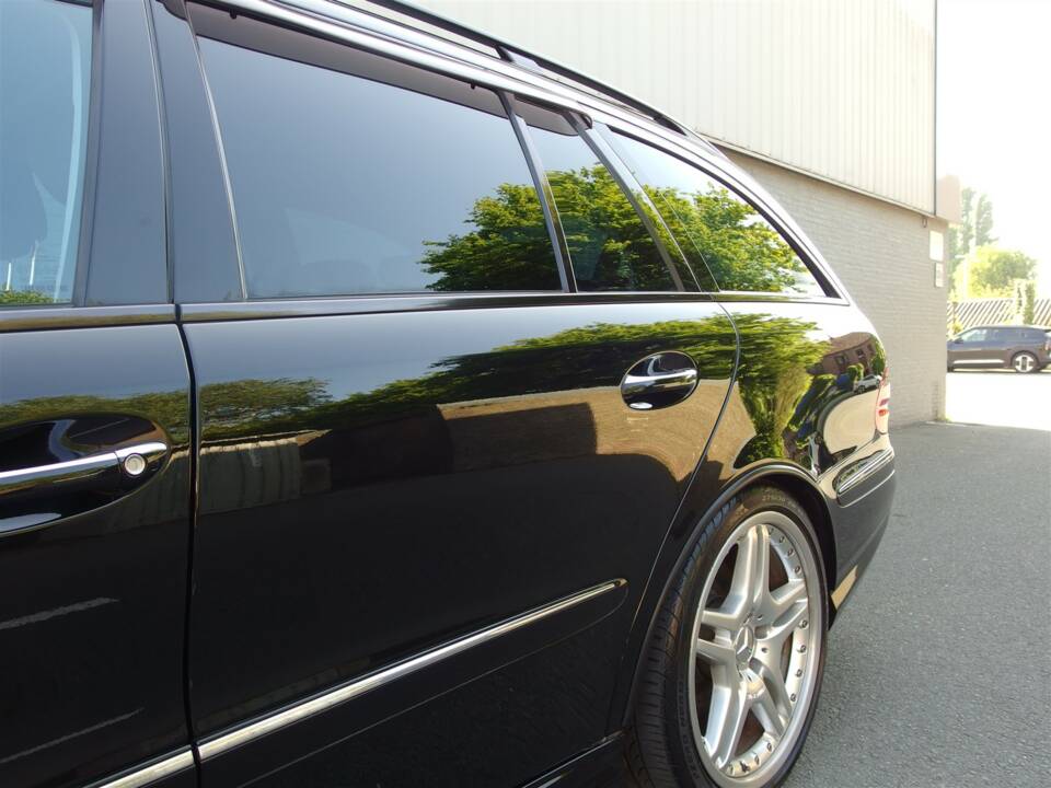 Image 26/98 of Mercedes-Benz E 63 AMG T (2008)