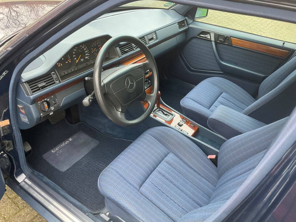 Image 30/149 of Mercedes-Benz 320 TE (1993)