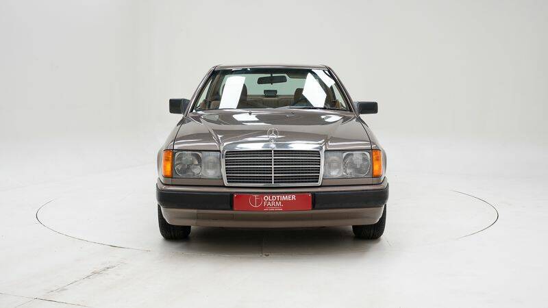 Bild 9/15 von Mercedes-Benz 230 CE (1988)