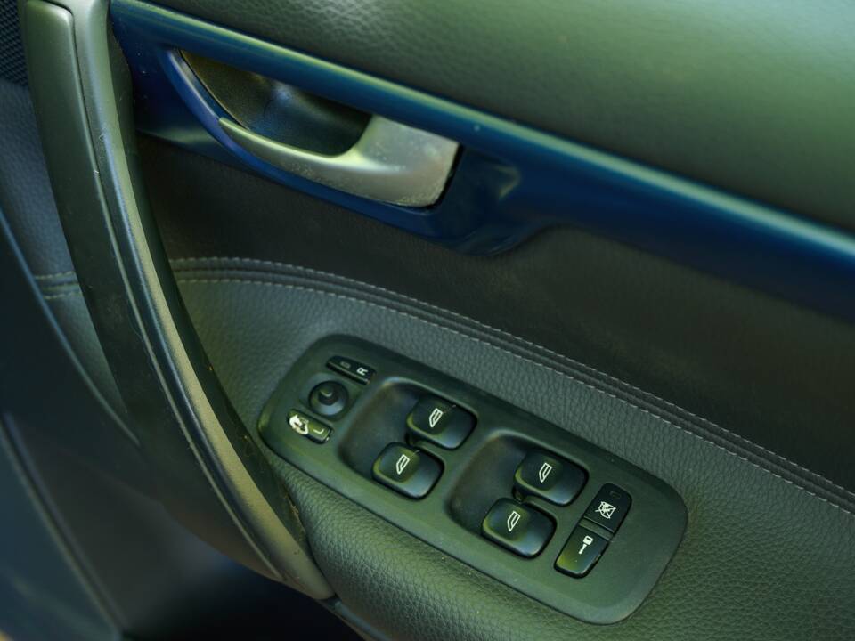 Image 40/50 of Volvo V 70 2.4 (2006)