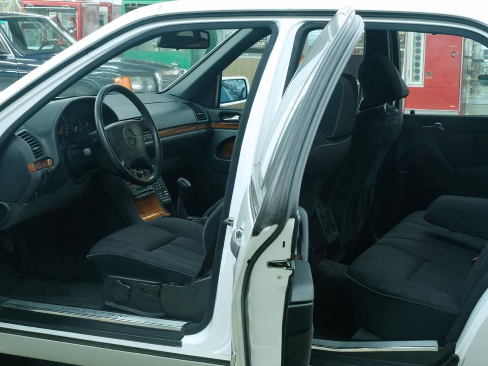 Bild 50/50 von Mercedes-Benz 300 SE (1992)